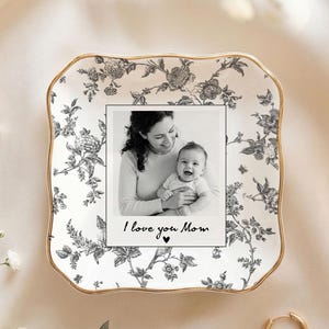 Puede incluir: Un juego de tres cuencos de cerámica anidados en tamaños graduados. Los cuencos son blancos con un acabado moteado y texturizado y presentan un borde ligeramente ensanchado. El cuenco más grande mide aproximadamente 20 cm de diámetro.