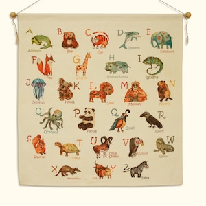 ABC Tier Alphabet Wandbehang - Eco Kinderzimmer Wandbehang mit Waldland & Safari Kreaturen