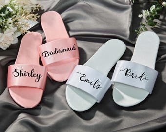 Personalisierte Seide Hausschuhe Brautjungfer Geschenke Benutzerdefinierte Braut Hausschuhe Brautjungfer Hausschuhe Bachelorette Party Hausschuhe mit Namen Brautjungfer Geschenke