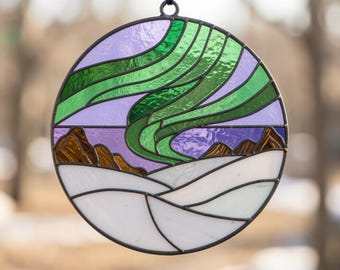Glas-in-loodpatroon met noorderlichtmotief – Aurora-zonnevanger, landschapsdecoratie (pdf, svg, png)