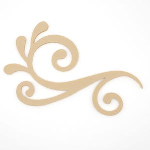 Könnte beinhalten: Ein beiges, dekoratives Holzornament mit einem Wirbeldesign. Das Ornament weist eine Reihe von geschwungenen Linien und kreisförmigen Formen auf, die ein elegantes, fließendes Muster erzeugen. Das Bastelobjekt ist vor einem weißen Hintergrund platziert.