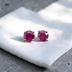 Pendientes de rubí natural en oro blanco de 9 quilates, pendientes redondos de rubí auténtico, regalo de pendientes de rubí en oro blanco, regalo de pendientes de Navidad para ella