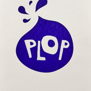Op de afbeelding: Een blauwe grafische print op wit papier. Het woord "PLOP" staat in witte, vette letters in een blauwe druppelvorm. Extra blauwe druppelvormen bevinden zich boven de hoofdvorm. De print is gesigneerd en genummerd.