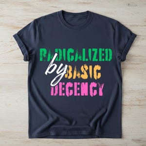 Radikaliserad av grundläggande anständighet T-shirt – Feministisk aktivist T-shirt för henne, gåva för social rättvisa, progressiv jämlikhet T-shirt