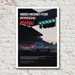 Puede incluir: Un póster en blanco y negro con el texto "NEED MONEY FOR PORSCHE" con "PORSCHE" tachado y "BMW" escrito en rojo debajo. El póster presenta un BMW M3 blanco conduciendo en una pista de carreras con semáforos verdes en el fondo.