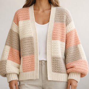 Może przedstawiać: Biały ceramiczny kubek z czarnym uchwytem i napisem "But First, Coffee" w stylu odręcznym. Kubek stoi na białej powierzchni. Kubek ma około 10 cm wysokości.