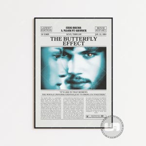 Puede incluir: Un póster de película vintage para el thriller de ciencia ficción "The Butterfly Effect" protagonizado por Eric Bress y J. Mackye Gruber. El póster presenta un primer plano de la cara de un hombre con un esquema de color azul y verde. El póster está fechado el 23 de enero de 2004.