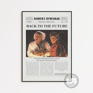 Può includere: Un poster vintage per il film "Ritorno al futuro" con un'immagine in bianco e nero dei personaggi principali, Marty McFly e Doc Brown, in piedi davanti a una DeLorean, una macchina del tempo. Il poster ha un layout in stile giornale con il titolo "Ritorno al futuro" in grandi caratteri grassetto. Il testo "Roads? Where we're going, we don't need roads." è presente sotto l'immagine.