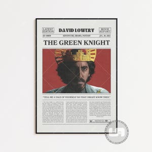 Op de afbeelding: Een filmposter voor de film "The Green Knight" met Dev Patel. De poster is in de stijl van een vintage krantenartikel met een rode achtergrond en een gele en rode kroon. De tekst op de poster luidt "The Green Knight" en "David Lowery".