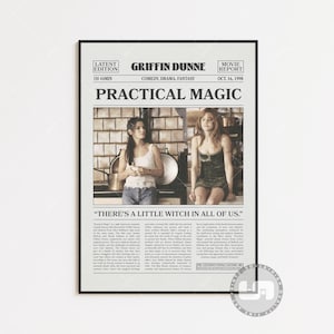 Peut inclure: Une affiche de film vintage pour le film "Practical Magic" avec Sandra Bullock et Nicole Kidman. L'affiche est stylisée comme un article de journal avec le titre "Practical Magic" en grandes lettres grasses. L'affiche présente une photo des deux actrices dans un décor de cuisine. Le slogan du film est "There's a little witch in all of us."