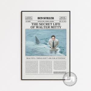 以下が含まれることがあります： ベン・スティラー主演の映画「ウォルター・ミティの秘密の生活」の映画ポスター。ポスターには、ベン・スティラーが海でサメのヒレの上に立っている白黒写真が掲載されている。ポスターには、映画のタイトル、公開日、キャッチコピー「美しいものは注目を求めない」も記載されている。