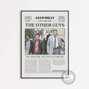 以下が含まれることがあります： ウィル・フェレルとマーク・ウォールバーグ主演のコメディ映画「ザ・アザー・ガイズ」のヴィンテージスタイルの映画ポスター。ポスターは、黒と白の新聞スタイルのデザインで、「ザ・アザー・ガイズ」というタイトルが大きく太字で書かれている。ポスターには、「I'm a peacock, you gotta let me fly!」というキャッチフレーズと、監督のアダム・マッケイの名前、そして公開日である2010年8月6日が記載されている。