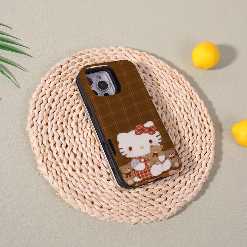 Op de afbeelding: Een set van drie keramische mokken met een gespikkelde, matte afwerking. De mokken zijn in de tinten cr&egrave;me, lichtgrijs en donkergrijs. Elke mok heeft een eenvoudig, minimalistisch ontwerp, perfect voor koffie of thee.