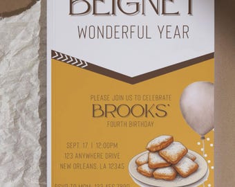 Puede incluir: Tarjeta de invitación con el texto "IT HAS BEIGNET WONDERFUL YEAR" y "PLEASE JOIN US TO CELEBRATE BROOKS FOURTH BIRTHDAY". La tarjeta presenta un plato de beignets y una ilustración de globo. La tarjeta también incluye la fecha, la hora y la dirección.