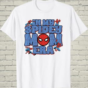 Camiseta de Spidey para mamá, camiseta de superhéroe de cómic, regalo del Día de la Madre para la esposa, camiseta gráfica "En mi era", ropa para padres geeks imagen 1