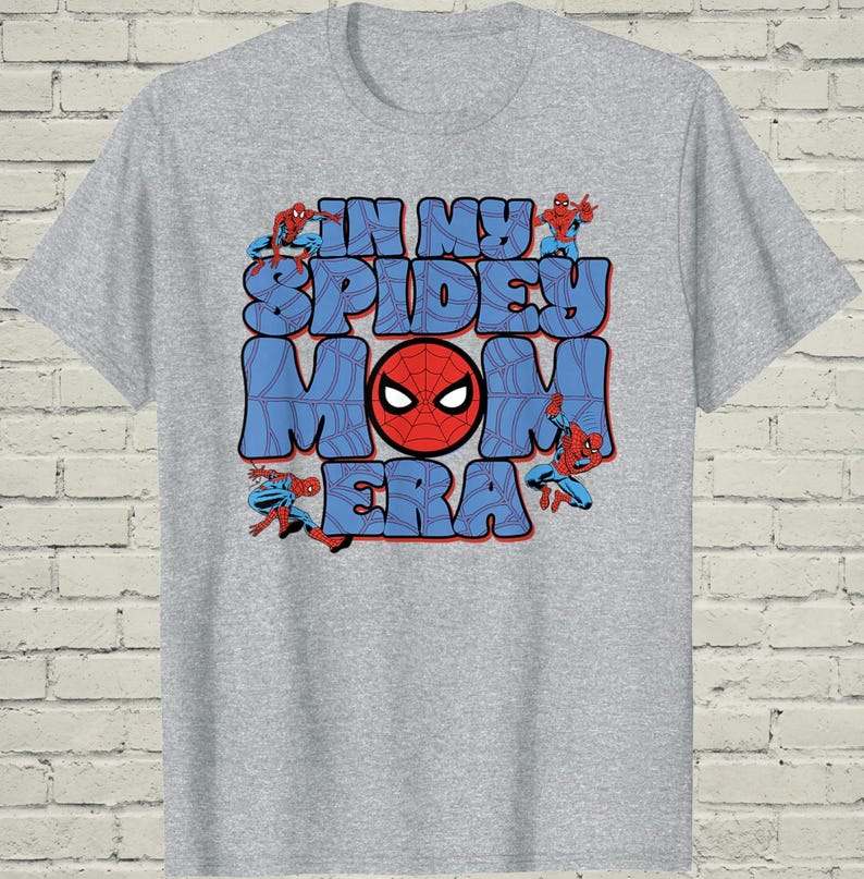 Camiseta de Spidey para mamá, camiseta de superhéroe de cómic, regalo del Día de la Madre para la esposa, camiseta gráfica "En mi era", ropa para padres geeks imagen 2