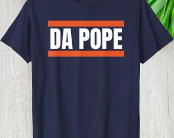 Diseño de letras del Papa, camiseta "Él es de América" de Chicago, regalo personalizado del Papa León XIV, sudadera con capucha Provost, sudadera, manga larga, camiseta cristiana