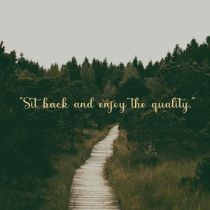 Puede incluir: Una pasarela de madera conduce a trav&eacute;s de un exuberante bosque verde. El camino est&aacute; rodeado de &aacute;rboles altos y hierba verde. El texto "Sit back and enjoy the quality." est&aacute; escrito en letras doradas en la imagen.
