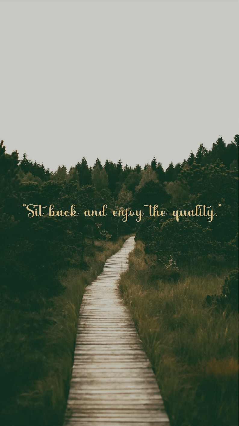 Puede incluir: Una pasarela de madera conduce a trav&eacute;s de un exuberante bosque verde. El camino est&aacute; rodeado de &aacute;rboles altos y hierba verde. El texto "Sit back and enjoy the quality." est&aacute; escrito en letras doradas en la imagen.