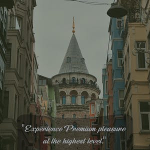 Puede incluir: Vista de una calle estrecha en Estambul, Turqu&iacute;a, con edificios coloridos a ambos lados. Una alta torre de piedra con un techo c&oacute;nico es visible en la distancia. El texto "Experience premium pleasure at the highest level." se superpone a la imagen.