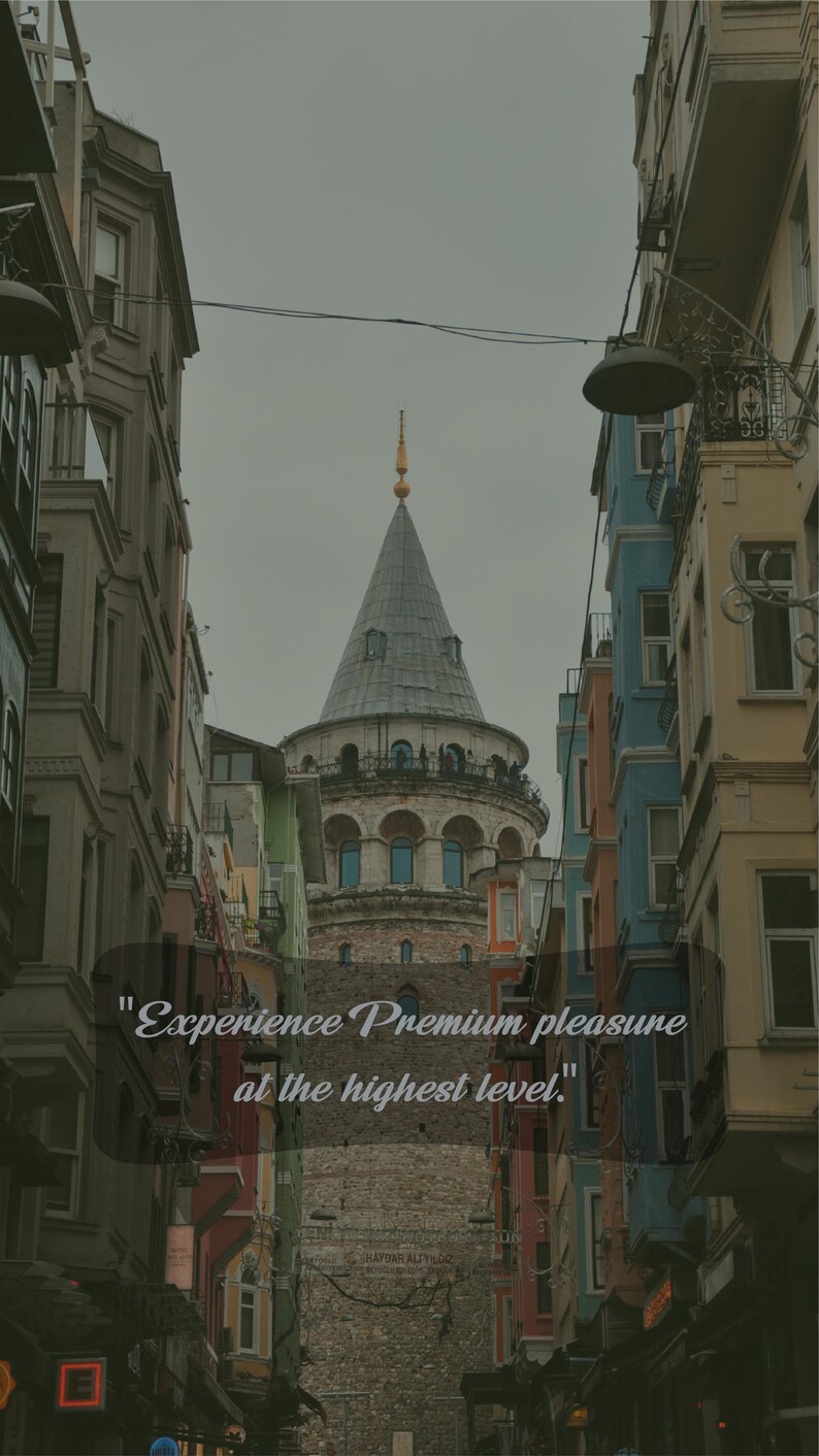 Puede incluir: Vista de una calle estrecha en Estambul, Turqu&iacute;a, con edificios coloridos a ambos lados. Una alta torre de piedra con un techo c&oacute;nico es visible en la distancia. El texto "Experience premium pleasure at the highest level." se superpone a la imagen.