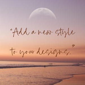 Puede incluir: Una cita sobre la inspiraci&oacute;n del dise&ntilde;o, "A&ntilde;ade un nuevo estilo a tus dise&ntilde;os." La cita est&aacute; escrita en cursiva marr&oacute;n sobre un fondo de puesta de sol sobre el oc&eacute;ano con una luna creciente en el cielo.