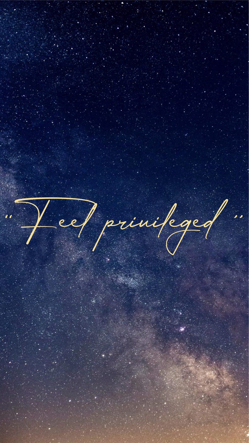 Puede incluir: Un cielo nocturno azul oscuro con una brillante galaxia de la V&iacute;a L&aacute;ctea blanca y una dispersi&oacute;n de estrellas. El texto "Feel privileged." est&aacute; escrito en cursiva dorada.