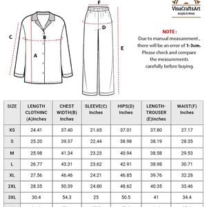 Pode incluir: Diagrama de um conjunto de pijama com uma camisa abotoada e cal&ccedil;as, com medidas em polegadas. A imagem inclui uma tabela de tamanhos com medidas de comprimento da roupa, largura do peito, manga, ancas, comprimento da cal&ccedil;a e cintura para cada tamanho.