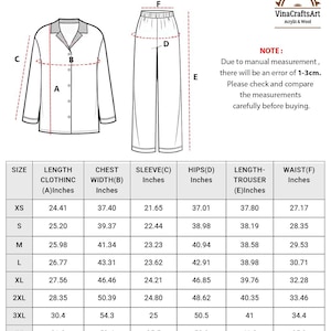 K&ouml;nnte beinhalten: Diagramm eines Pyjama-Sets mit Ma&szlig;en in Zoll. Das Set beinhaltet ein Hemd mit Kn&ouml;pfen und eine Hose. Das Bild enth&auml;lt auch eine Gr&ouml;&szlig;entabelle mit Ma&szlig;en f&uuml;r verschiedene Gr&ouml;&szlig;en, einschlie&szlig;lich L&auml;nge, Brustweite, &Auml;rmel, H&uuml;fte und Taille.