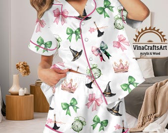 Op Wicked geïnspireerde satijnen pyjamaset: Witchy Coquette Loungewear