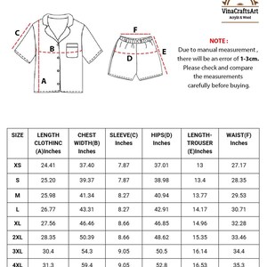 Pode incluir: Diagrama de um conjunto de pijama curto com medidas em polegadas. O conjunto inclui uma camisa com bot&otilde;es e cal&ccedil;&otilde;es. A imagem tamb&eacute;m inclui uma tabela de tamanhos com medidas de comprimento, largura do peito, manga, ancas, comprimento da cal&ccedil;a e cintura.