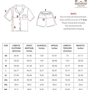 K&ouml;nnte beinhalten: Diagramm eines kurzen Schlafanzug-Sets mit Ma&szlig;en in Zoll. Das Set beinhaltet ein Hemd mit Kn&ouml;pfen und Shorts. Ma&szlig;e f&uuml;r L&auml;nge, Brustweite, &Auml;rmel, H&uuml;fte, Hosenl&auml;nge und Taille sind f&uuml;r verschiedene Gr&ouml;&szlig;en von XS bis 5XL angegeben. (1 Zoll = 2,54 cm)