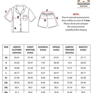 Op de afbeelding: Diagram van een korte pyjamaset met afmetingen in inches. De set bevat een overhemd met knopen en een korte broek. De maattabel geeft de afmetingen in cm voor lengte, borstbreedte, mouw, heupen, broeklengte en taille. (1 inch = 2.54 cm)