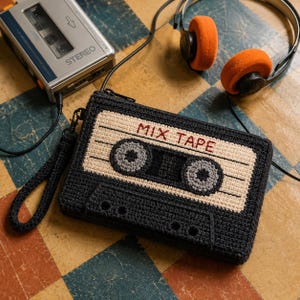 Häkelanleitung für eine Retro-Kassetten-Clutch (PDF), Nostalgie-Täschchen im 80er-Jahre-Mixtape-Stil, Reißverschlusstasche