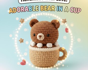 Op de afbeelding: Een gehaakte bruine beer zit in een beige kopje met een witte rand. De tekst "Handmade with Love! ADORABLE BEAR IN A CUP" staat bovenaan. De woorden "Perfect Gift! Available Now on Etsy" staan onderaan.