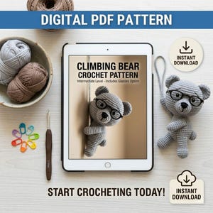 Peut inclure: Un patron PDF numérique pour un ours grimpeur au crochet, présenté sur une tablette. L'image comprend un ours gris fini portant des lunettes, de la laine, un crochet et des marqueurs de point. Le texte indique "Climbing Bear Crochet Pattern".