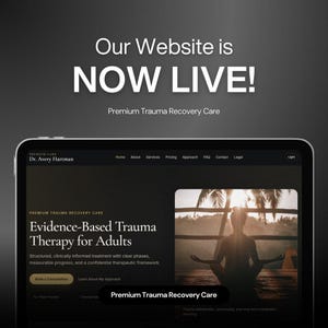Peut inclure: Une tablette numérique affiche un site web avec le texte « Our Website is NOW LIVE! » et « Premium Trauma Recovery Care ». Le site web présente une thérapie des traumatismes basée sur des preuves pour adultes, avec une image sereine d'une personne méditant.