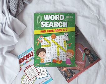 Puede incluir: Un libro verde y amarillo con el título "Word Search for Kids Ages 5-7". El libro presenta una ilustración de dibujos animados de un niño sosteniendo una pelota de baloncesto y un unicornio. Hay otros dos libros en la imagen, uno con una portada azul y el otro con una portada roja.