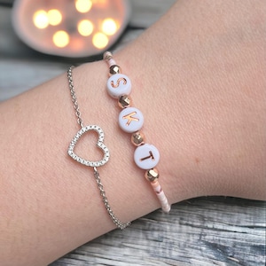 Armband mit Initialen oder Namen personalisiert roségold rosa weiß