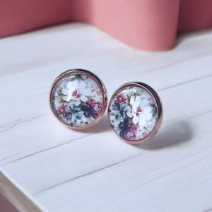 Clous d’oreilles dorés en verre et acier inoxable – bijoux faits main élégants – cadeau femme