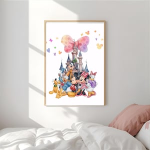 Op de afbeelding: Een ingelijste kunstdruk met een aquarelillustratie van een kasteel met een grote roze strik erboven, omringd door stripfiguren waaronder Pluto, Donald Duck, Goofy, Mickey Mouse, Minnie Mouse en Daisy Duck met kleine sterretjes.