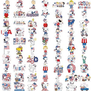 Könnte beinhalten: Eine Sammlung von Peanuts-Charakterillustrationen mit Snoopy, Charlie Brown und Freunden, die den Unabhängigkeitstag feiern. Die Grafiken zeigen amerikanische Flaggen, patriotische Hüte in Rot, Weiß und Blau, Feuerwerk sowie Text wie USA, 250 und 1776-2026.