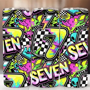 Könnte beinhalten: Ein farbenfroher Becher mit einem Graffiti-Design. Das Design zeigt das Wort "SEVEN" und die Zahl "67" in fetter, umrandeter Schrift, zusammen mit Alienfiguren, Blitzen und einem Schachbrettmuster. Die Farbpalette umfasst Neongrün, Pink, Gelb und Blau.