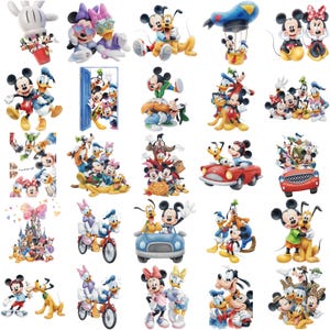 Op de afbeelding: Een verzameling van vijfentwintig individuele illustraties met Mickey Mouse, Minnie Mouse, Donald Duck, Daisy Duck, Goofy en Pluto in diverse sc&egrave;nes, waaronder in auto's, op fietsen, in heteluchtballonnen of samen poserend in groepen.