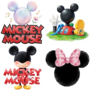 Op de afbeelding: Een verzameling van vier illustraties met Mickey en Minnie Mouse. E&eacute;n toont een Mickey-hoofd in de vorm van een zeepbel met de rode tekst MICKEY MOUSE, een andere een Mickey-vormig huis, een derde Mickey Mouse achter rode tekst, en een vierde een zwart Minnie-hoofd met een roze strik met stippen.