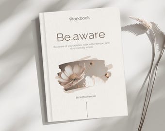 以下が含まれることがあります： 花柄のイラストが描かれた「Be.aware」というタイトルのクリーム色のワークブック。表紙には「Workbook」という文字、タイトル「Be.aware」、著者の名前Saffira Hendrikが記載されています。「Be aware of your abilities, walk with intention, and stay mentally whole.」というサブタイトルも記載されています。
