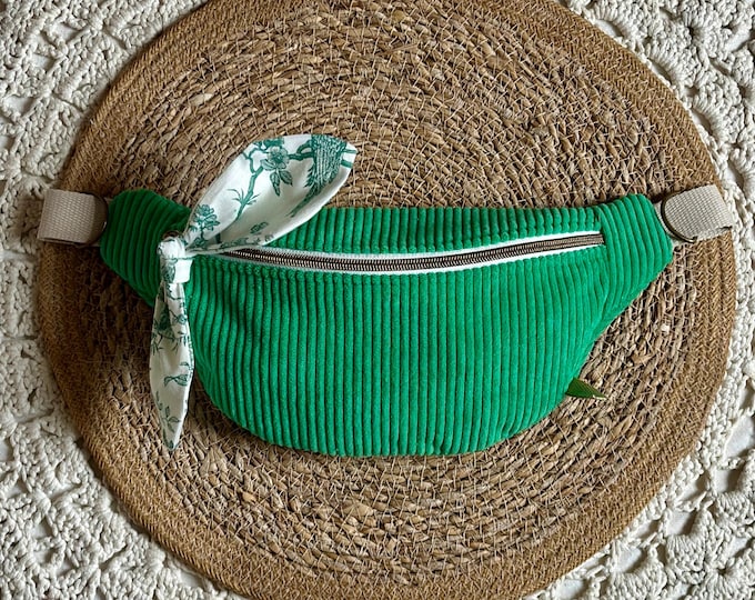 Green corduroy fanny pack – Handmade – Trendy women's fanny pack – Adjustable belt pouch – Handcrafted accessory