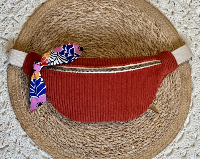 Terracotta corduroy multi-pocket fanny pack – Handmade – Trendy women's fanny pack – Adjustable belt pouch – Handcrafted accessory