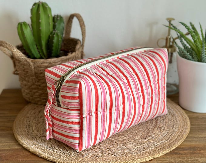 Toiletry bag – Quilted vanity case for travel and bathroom