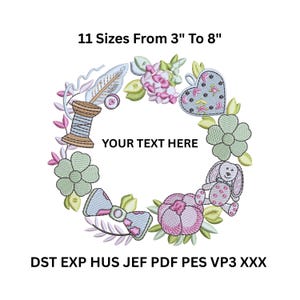 Pode incluir: Um design de coroa bordada com uma variedade de elementos, incluindo flores, uma bobina de linha e um coelho. O texto "YOUR TEXT HERE" está no centro. O design está disponível em 11 tamanhos, de 7,6 a 20,3 cm.